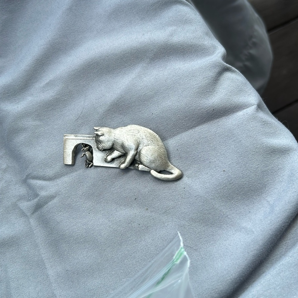 Cat and mouse pin